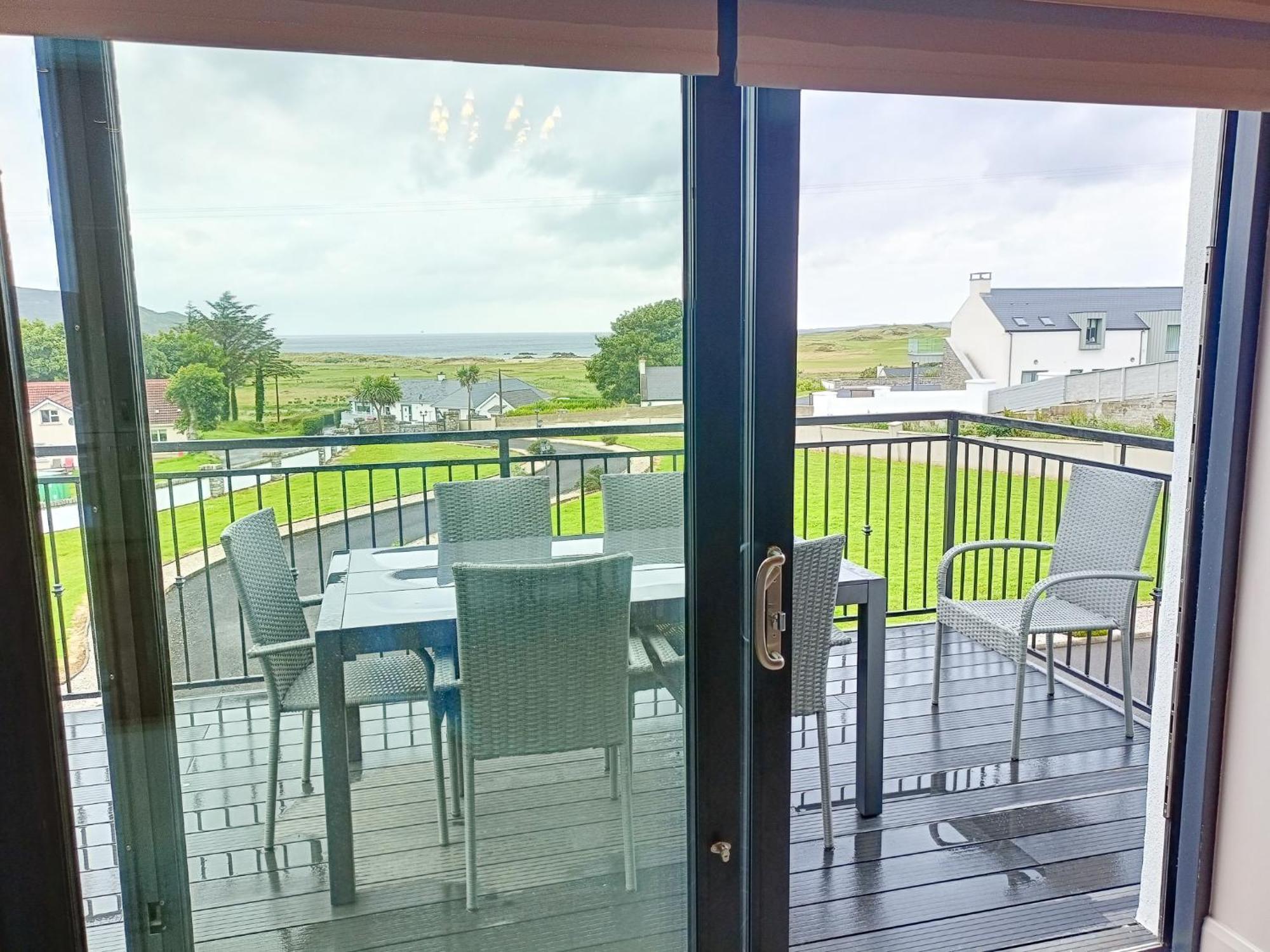 New Spacious Coastal Retreat Apartment